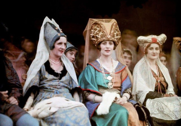 На фестивале Жанны д'Арк в Орлеане, Франция, 1932 год.

Больше..5