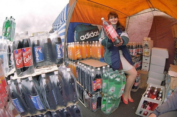 На рынке, Россия, 1990–е.

Простая зарисовка из жизни России 1990–х...0