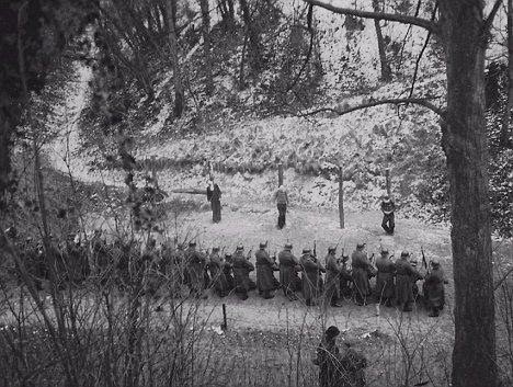 Немцы расстреливают французских партизан в пригороде Парижа, 1944..0