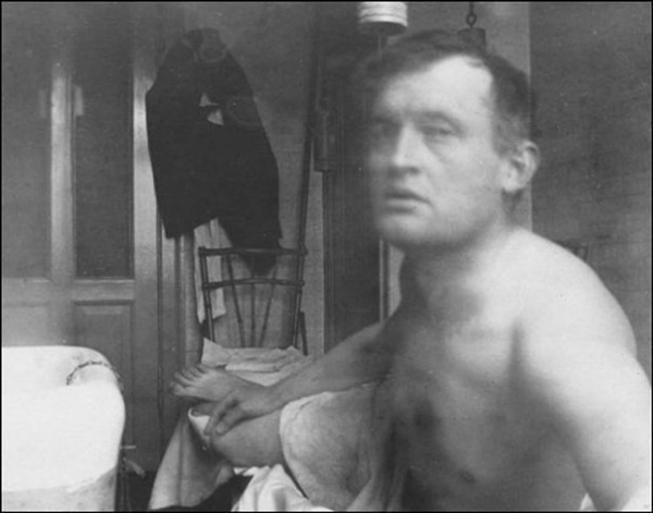 Одно из первых «селфи» в мире... 
Эдвард Мунк фотографирует себя в..0