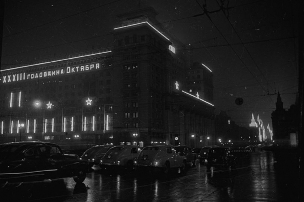 Огни большого города. Москва, 1949 год.

..0