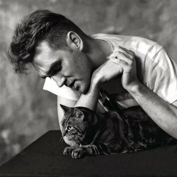 Основатель The Smiths Моррисси с котиком, 1990-е.

Больше исторических..0