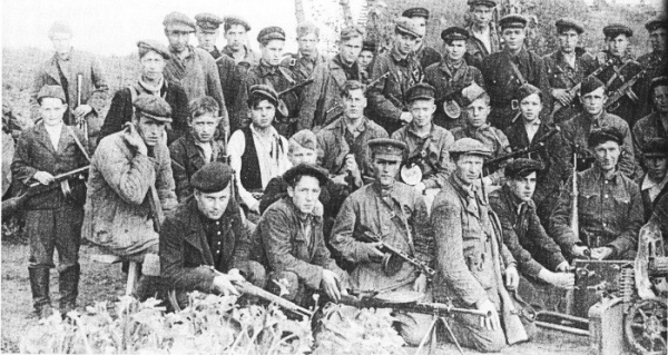 Партизаны-лесгафтовцы из отряда Косицына.

Много ли читателю..7