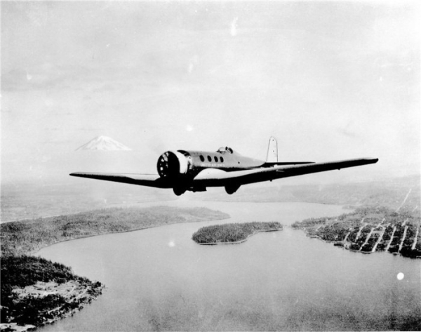 Пассажирский самолет Boeing 221A Momomail в полете, США, 1930–е.

Это один из..0