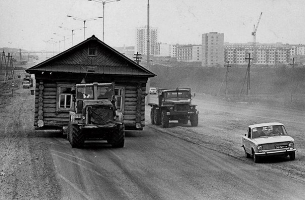 Перевозка дома в Набережных Челнах, 1972 год. 
Фотограф: Геннадий..0