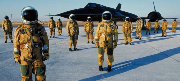 Пилоты SR–71 в высотно–компенсирующих костюмах, 1980-е.

Больше..0