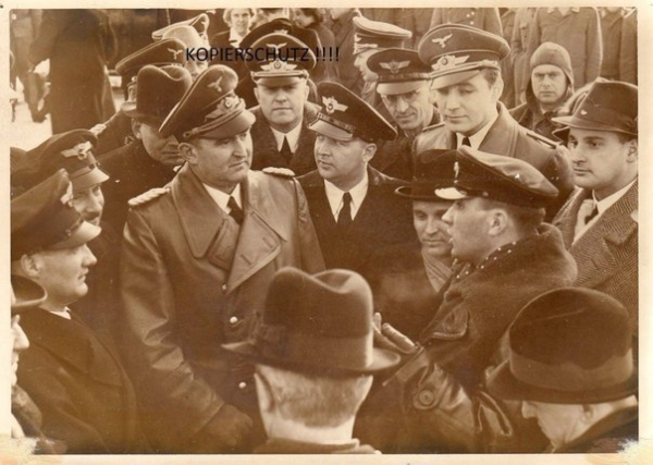 Рандсдрорф и Тихимиров во время встречи пассажиров первого..0