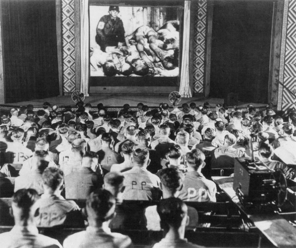 Реакция немецких солдат на фильм о концентрационных лагерях, 1945..0
