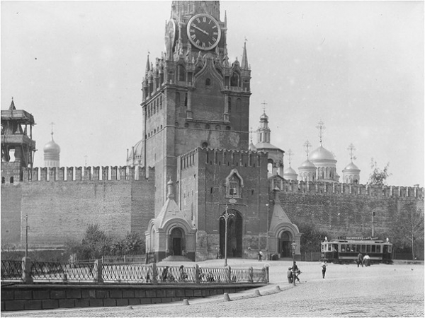 С 1909 по 1930 г по Красной Площади ходили трамваи.

Больше..0