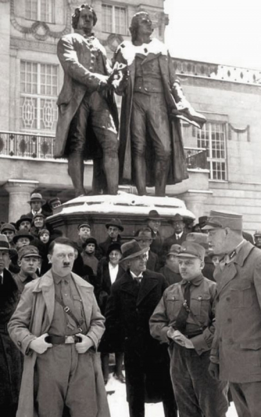 Шиллер, Гёте и Гитлер на одном фото.

..0