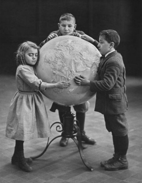Слепые дети изучают специальный рельефный глобус.

1914..0