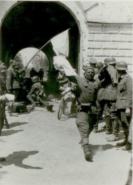 Солдаты из гарнизона Брестской крепости сдаются в плен, июнь 1941..1