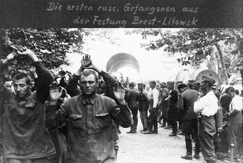 Солдаты из гарнизона Брестской крепости сдаются в плен, июнь 1941..0