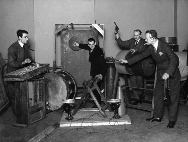 Сотрудники студии звуковых эффектов компании BBC за работой, 1927..0