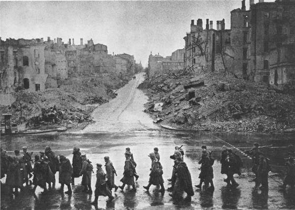 Советские солдаты идут по Крещатику в освобожденном Киеве, 1943..0