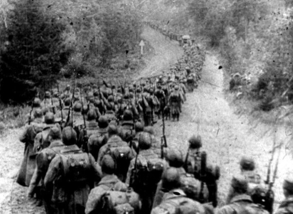 Советские войска пересекают границу Польши, 1939 год.

Больше..0