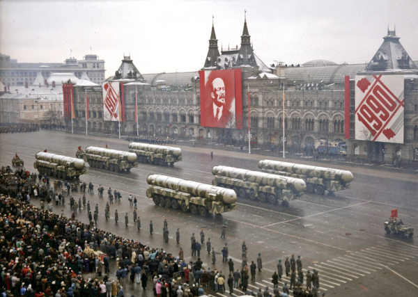 Советский ракетный комплекс РТ-2ПМ «Тополь» на параде 7 ноября 1990..0