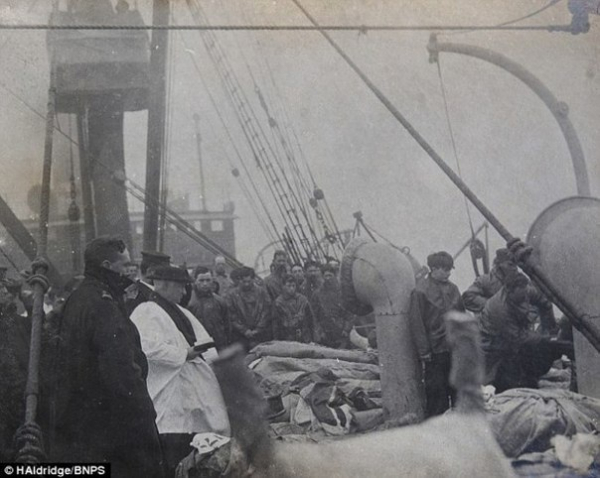 Священник читает молитвы над телами жертв Титаника (1912)

Больше..0