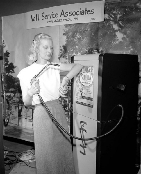 Уличный автомат с кремом для загара. 

1949 год.

Больше..0
