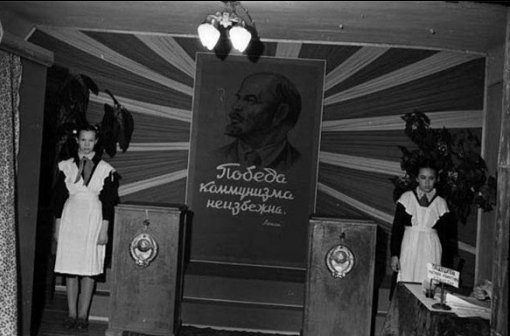 Урны для голосования под надежной охраной, СССР, 1970-е.

Больше..0