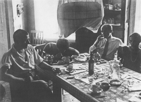 Владимир Маяковский в кругу друзей.

1927 год.

Больше исторических..0