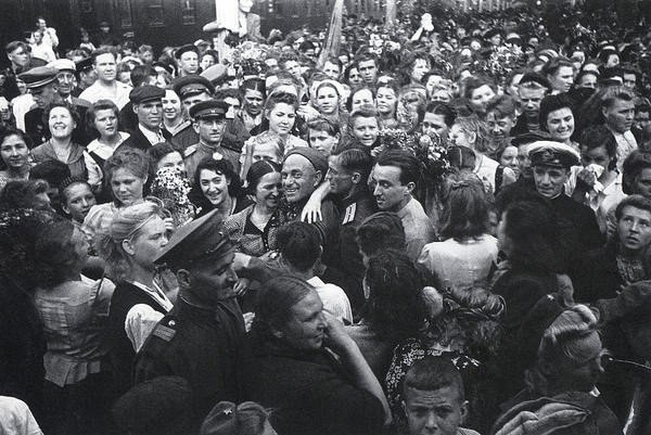 Встреча воинов — победителей на Белорусском вокзале, Москва, 1945..0