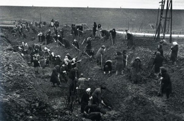 Женщины роют противотанковые рвы под Москвой, осень 1941..0