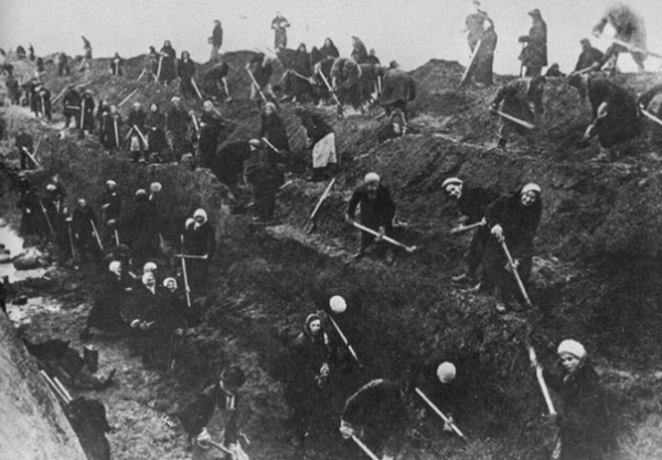 Женщины роют противотанковые рвы под Москвой, осень 1941..1