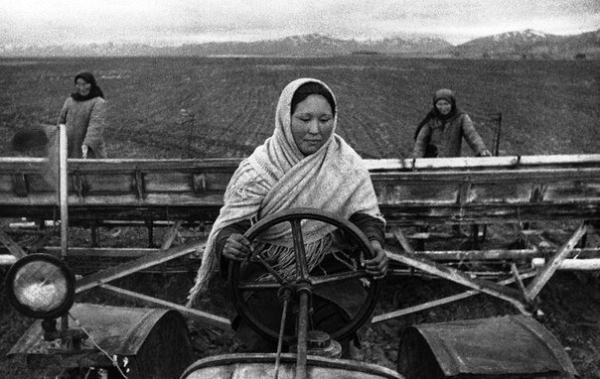 Женщины заменили ушедших на фронт мужчин, Киргизия, 1942..0