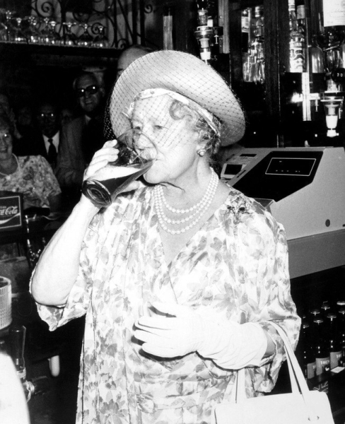 86-летняя королева-мать Елизавета Боуз-Лайон отвергла..0