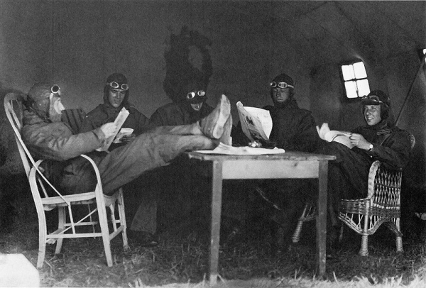 Американские пилоты в ожидании команды на вылет, 1918 год.

Больше..0