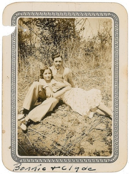 Бонни и Клайд, 1933 год.

..0