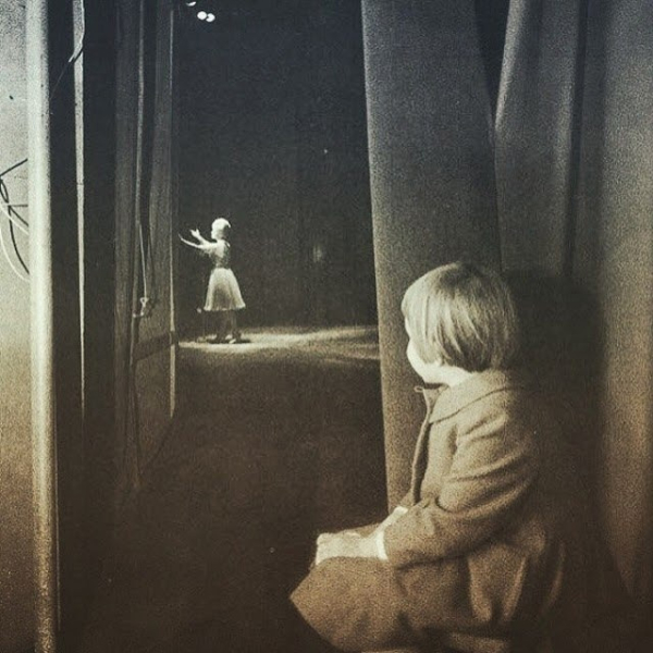 Кэрри Фишер наблюдает за выступлением своей матери Дебби..0