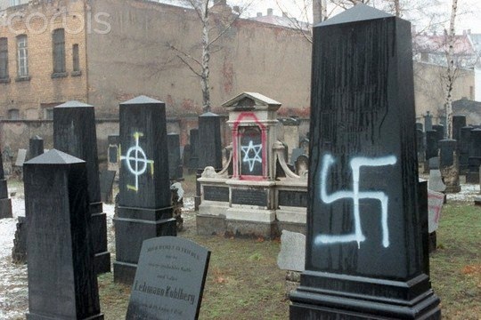 Надгробия на еврейском кладбище в Лейпциге, Германия, 1992..0