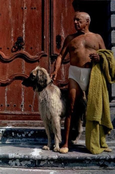 Пабло Пикассо с Кабулом, 1962 год.

..0