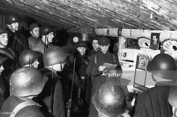 Политрук зачитывает бойцам Красной Армии приказ о начале боевых..0