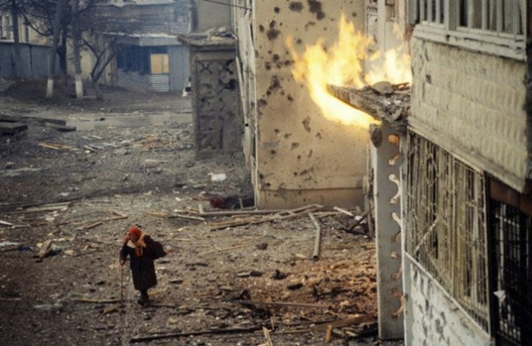 Пожилая женщина переходит улицу, Грозный, январь 1995 года.

Больше..0