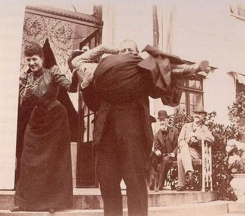 Принц Греческий Георг держит на руках свою тетку, императрицу..0