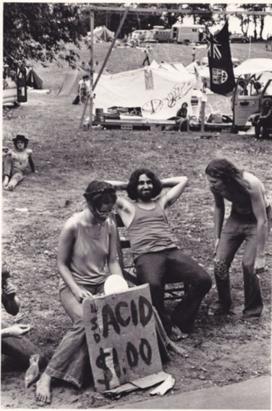 Продажа наркотиков на Powder Ridge Rock Festival, США, 1970 год.

Больше..0
