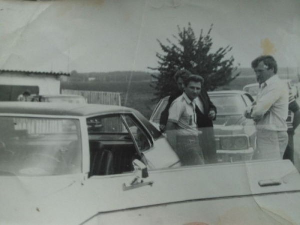 Свадебный кортеж, Белорусская ССР, 1970–е.

Сейчас такое трудно..0