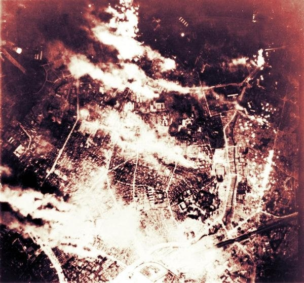 Токио, разрушенный бомбардировками, Япония, 26 мая 1945 года.

Больше..0