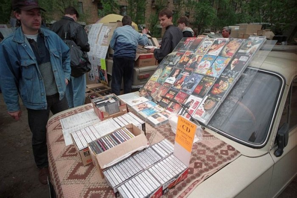 Уличная торговля пиратскими видеокассетами, компакт–дисками и..0