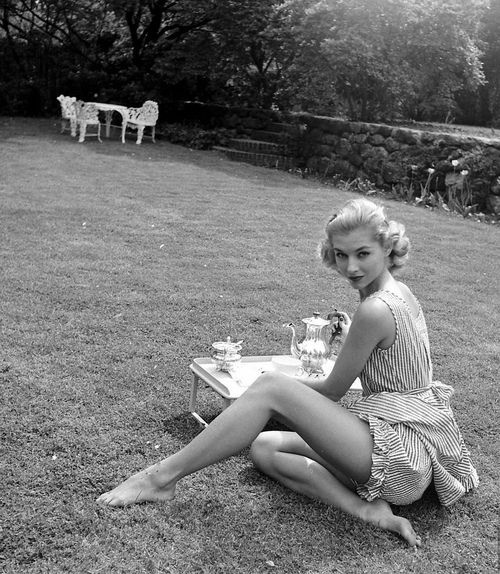 Викки Дуган, 1950-е.

..0