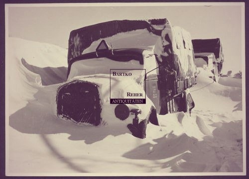 Занесённые снегом немецкие грузовики на -51° мороза, деревня..0
