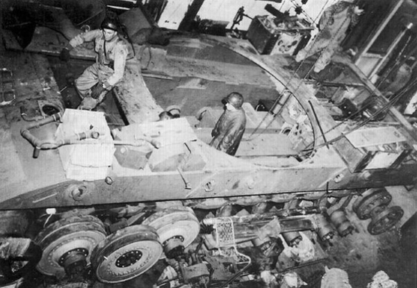 Американские солдаты осматривают незаконченный прототип..0