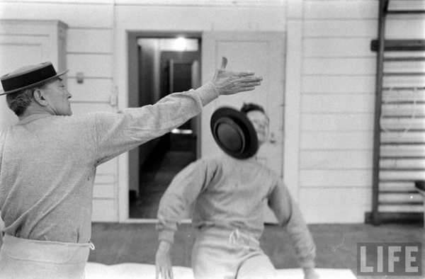 Бастер Китон вместе со своим коллегой Дональдом О'коннором..4