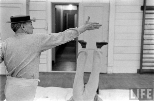 Бастер Китон вместе со своим коллегой Дональдом О'коннором..7