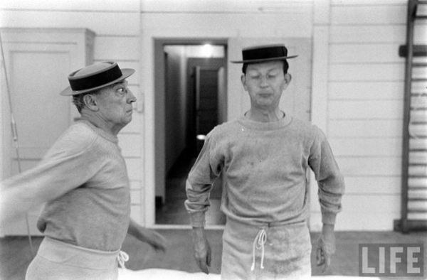 Бастер Китон вместе со своим коллегой Дональдом О'коннором..2