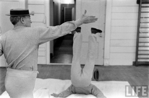 Бастер Китон вместе со своим коллегой Дональдом О'коннором..8