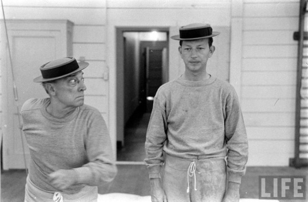 Бастер Китон вместе со своим коллегой Дональдом О'коннором..1